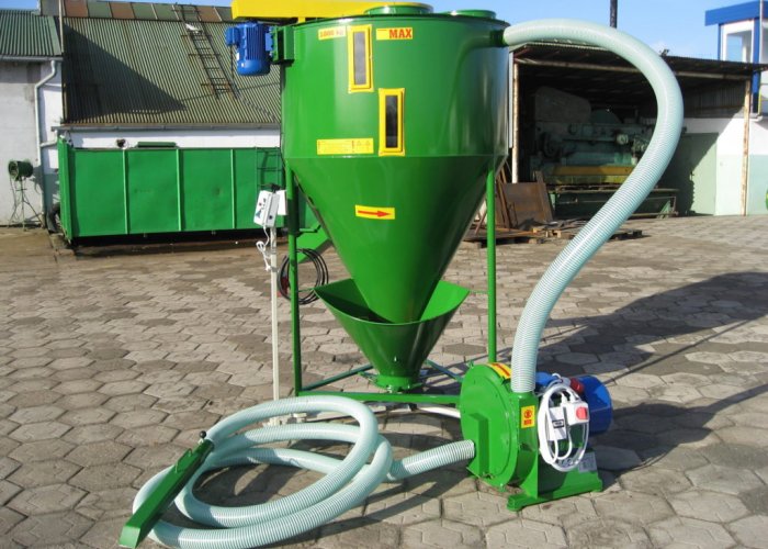 Смеситель сыпучих кормов 1200 кг. (1840 л)