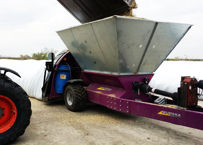 Упаковщики в полиэтиленовые рукава-мешки зерновых